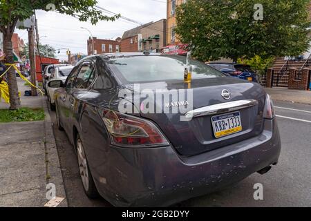 New York, États-Unis. 1er août 2021. Une voiture avec des trous de balle a été garée sur la 37e Avenue dans le quartier Corona de Queens à New York.au moins 10 personnes ont été blessées lors d'une fusillade nocturne liée à un gang le 31 juillet 2021 dans le quartier Corona de Queens à la fin de la soirée de samedi. Selon le New York City police Department (NYPD), les personnes âgées de 19 à 72 ans sont traitées dans les hôpitaux locaux pour des blessures non mortelles. Crédit : SOPA Images Limited/Alamy Live News Banque D'Images