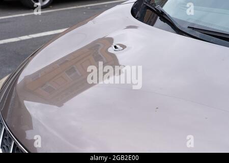 New York, États-Unis. 1er août 2021. Une voiture avec des trous de balle a été garée sur la 37e Avenue dans le quartier Corona de Queens à New York.au moins 10 personnes ont été blessées lors d'une fusillade nocturne liée à un gang le 31 juillet 2021 dans le quartier Corona de Queens à la fin de la soirée de samedi. Selon le New York City police Department (NYPD), les personnes âgées de 19 à 72 ans sont traitées dans les hôpitaux locaux pour des blessures non mortelles. Crédit : SOPA Images Limited/Alamy Live News Banque D'Images