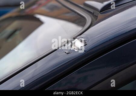 New York, États-Unis. 1er août 2021. Une voiture avec des trous de balle a été garée sur la 37e Avenue dans le quartier Corona de Queens à New York.au moins 10 personnes ont été blessées lors d'une fusillade nocturne liée à un gang le 31 juillet 2021 dans le quartier Corona de Queens à la fin de la soirée de samedi. Selon le New York City police Department (NYPD), les personnes âgées de 19 à 72 ans sont traitées dans les hôpitaux locaux pour des blessures non mortelles. (Photo par Ron Adar/SOPA Images/Sipa USA) crédit: SIPA USA/Alay Live News Banque D'Images