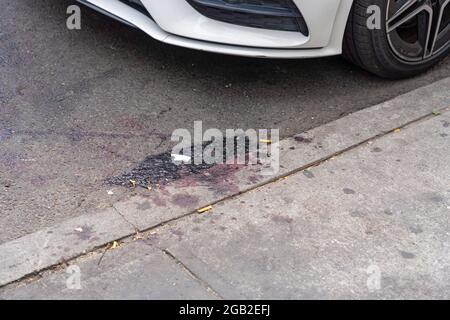 New York, États-Unis. 1er août 2021. Victimes sang vu sur le trottoir dans le quartier Corona de Queens à New York.au moins 10 personnes ont été blessées lors d'une fusillade nocturne liée à un gang le 31 juillet 2021 dans le quartier Corona de Queens tard samedi soir. Selon le New York City police Department (NYPD), les personnes âgées de 19 à 72 ans sont traitées dans les hôpitaux locaux pour des blessures non mortelles. (Photo par Ron Adar/SOPA Images/Sipa USA) crédit: SIPA USA/Alay Live News Banque D'Images