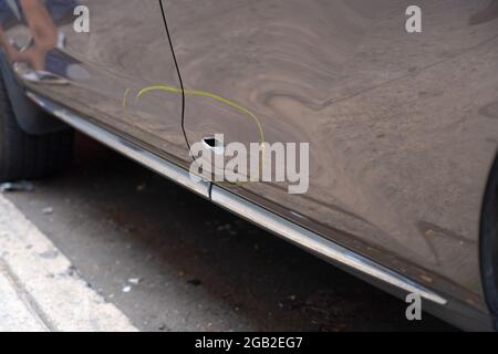 New York, États-Unis. 1er août 2021. Une voiture avec des trous de balle a été garée sur la 37e Avenue dans le quartier Corona de Queens à New York.au moins 10 personnes ont été blessées lors d'une fusillade nocturne liée à un gang le 31 juillet 2021 dans le quartier Corona de Queens à la fin de la soirée de samedi. Selon le New York City police Department (NYPD), les personnes âgées de 19 à 72 ans sont traitées dans les hôpitaux locaux pour des blessures non mortelles. (Photo par Ron Adar/SOPA Images/Sipa USA) crédit: SIPA USA/Alay Live News Banque D'Images