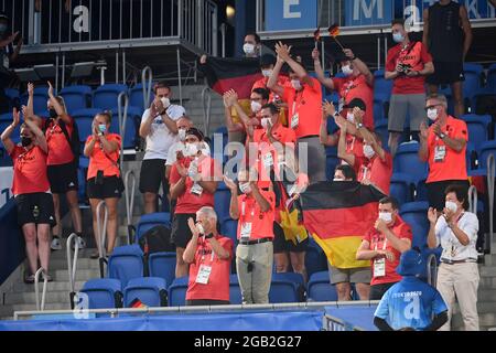 Tokyo, Japon. 1er août 2021. Les membres de Team Germany, dont le Président du DOSB Alfons HOERMANN, célèbrent la victoire d'Alexander ZVEREV. Tennis final Men, Mens's Singles final le 08/01/2021, Ariake tennis Park. Jeux olympiques d'été 2020, de 23.07. - 08.08.2021 à Tokyo/Japon. Credit: dpa/Alay Live News Banque D'Images