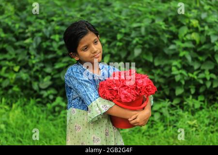 Dhaka, Bangladesh. 1er août 2021. Un enfant de la rue Sinthia Akter, âgée de 8 ans, vend des fleurs à l'Université de Dhaka, au Bangladesh. (Photo de MD Manik/SOPA Images/Sipa USA) crédit: SIPA USA/Alay Live News Banque D'Images