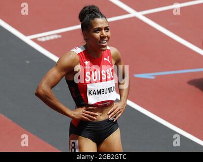 Tokyo, Japon. 02 août 2021. Mujinga Kambundji, de Suisse, examine les résultats après avoir terminé premier dans une course féminine de 200 m Round One lors de la compétition Athlétique lors des Jeux Olympiques d'été de Tokyo, au Japon, le lundi 2 août 2021. Photo de Bob Strong/UPI. Crédit : UPI/Alay Live News Banque D'Images