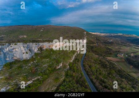 Vue aérienne par drone de Veli Badin, falaise naturelle en pierre sculptée dans la roche qui chevauche le sol, pendant un après-midi ensoleillé. Structure rocheuse majestueuse en s. Banque D'Images