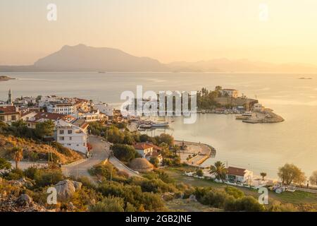 Paysage urbain de Datca au lever du soleil, Mugla, Turquie Banque D'Images