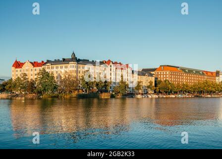 Vue sur le coucher du soleil sur la baie de Kaisaniemenlahti, à Helsinki Banque D'Images