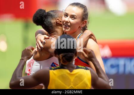 Tokyo, Japon. 02 août 2021. TOKYO, JAPON - 2 AOÛT : Jasmine Camacho Quinn, de Porto Rico, et Nadine visser, des pays-Bas, se sont humer après avoir disputée la finale féminine de 100m haies lors des Jeux Olympiques de Tokyo 2020 au Stade Olympique le 2 août 2021 à Tokyo, Japon (photo de Ronald Hoogendoorn/Orange Pictures) crédit : Orange pics BV/Alay Live News Banque D'Images