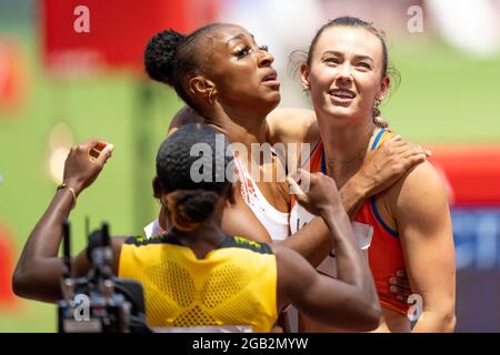 Tokyo, Japon. 02 août 2021. TOKYO, JAPON - 2 AOÛT : Jasmine Camacho Quinn, de Porto Rico, et Nadine visser, des pays-Bas, se sont humer après avoir disputée la finale féminine de 100m haies lors des Jeux Olympiques de Tokyo 2020 au Stade Olympique le 2 août 2021 à Tokyo, Japon (photo de Ronald Hoogendoorn/Orange Pictures) crédit : Orange pics BV/Alay Live News Banque D'Images