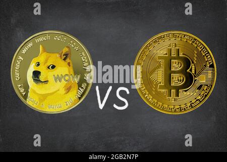 Concept Dogecoin vs Bitcoin. Crypto-monnaie - photo des monnaies crypto Dogecoin et bitcoin sur fond de tableau noir Banque D'Images