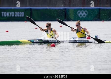 Tokyo, Japon. 02 août 2021 : Jaime Roberts (16) et JO Brigden-Jones (11) de l'Australie en kayak féminin Double 500m course pendant le canot Sprint Heats à Sea Forest Waterway à Tokyo, Japon. Daniel Lea/CSM} crédit : CAL Sport Media/Alay Live News Banque D'Images