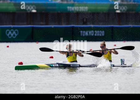 Tokyo, Japon. 02 août 2021 : Jaime Roberts (16) et JO Brigden-Jones (11) de l'Australie en kayak féminin Double 500m course pendant le canot Sprint Heats à Sea Forest Waterway à Tokyo, Japon. Daniel Lea/CSM} crédit : CAL Sport Media/Alay Live News Banque D'Images