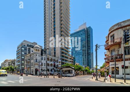 Vue sur la jonction de rue, bâtiment moderne et historique de haut niveau sous le ciel bleu de la rue Allenby à tel Aviv, Israël. Banque D'Images