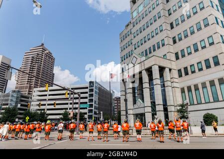 Les mères des enfants de Columbus assassinés prennent un moment pour s'arrêter devant le quartier général de la police de Columbus pour faire une pause pour toutes les vies perdues à cause de la brutalité policière. En réaction à la montée de la violence depuis 2020 Malissa Thomas-St. Clair, mère d'un fils assassiné, Anthony Thomas-St. Clair, a fondé Mothers of Hained Columbus Children (MOMCC), un groupe anti-violence cherchant à mettre fin au crime violent à Columbus, Ohio. La MOMCC a dirigé l'effort pour une marche et un rassemblement anti-violence dans le centre de l'Ohio à l'hôtel de ville, mettant en vedette de nombreuses autres mères qui ont perdu des enfants à cause de la violence, l'initiative de cessez-le-feu dirigée par Al Edmondson and Banque D'Images