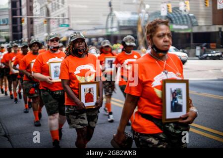 Jackie Casimire dirige la colonne des mères des enfants assassinés de Columbus, suivie de mari White, alors qu'ils marchent dans le centre-ville de Columbus tout en tenant des photos de leurs enfants qu'ils ont perdu à la violence dans la ville de Columbus. En réaction à la montée de la violence depuis 2020 Malissa Thomas-St. Clair, mère d'un fils assassiné, Anthony Thomas-St. Clair, a fondé Mothers of Hained Columbus Children (MOMCC), un groupe anti-violence cherchant à mettre fin au crime violent à Columbus, Ohio. Le MOMCC a mené l'effort pour une marche et un rassemblement anti-violence dans le centre de l'Ohio à l'hôtel de ville, avec de nombreuses autres mères qui ont perdu du chi Banque D'Images