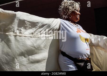 Une femme qui soutient les mères des enfants assassinés de Columbus porte un costume imitant une colombe représentant les esprits des enfants perdus à la violence d'armes à feu, alors qu'ils se rallient contre la violence. En réaction à la montée de la violence depuis 2020 Malissa Thomas-St. Clair, mère d'un fils assassiné, Anthony Thomas-St. Clair, a fondé Mothers of Hained Columbus Children (MOMCC), un groupe anti-violence cherchant à mettre fin au crime violent à Columbus, Ohio. La MOMCC a mené l'effort pour une marche et un rassemblement anti-violence dans le centre de l'Ohio à l'hôtel de ville, avec de nombreuses autres mères qui ont perdu des enfants à cause de la violence, le cessez-le-feu initiati Banque D'Images