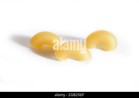 Trois macaroni cornes isolées sur fond blanc. Banque D'Images