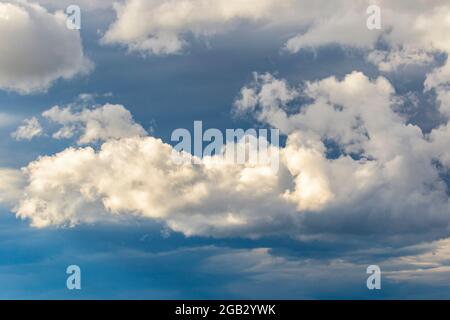 Formation de nuages contre un ciel sombre Banque D'Images