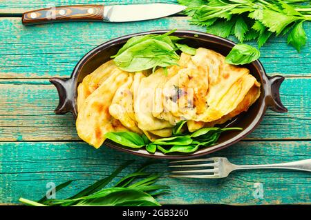 Tarte farcie de légumes verts et de fromage. Qutabs ou kutab faits maison. Azeyrbajan Food.Flat Lay Banque D'Images