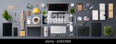 Plan de travail avec vue sur le dessus, bureau, espace de travail avec ordinateur portable sur fond gris. Banque D'Images