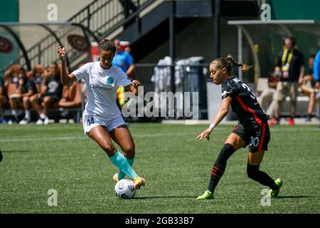 Portland, États-Unis. 1er août 2021. Gaby Vincent (14) du Kansas garde le ballon loin de Celeste Boureille, alors que les Thorns de Portland ont battu Kansas City 2-0 lors d'un match national de la Ligue de football des femmes le 1er août 2021 à Portland, Oregon (photo de John Rudoff/Sipa USA) Credit: SIPA USA/Alay Live News Banque D'Images