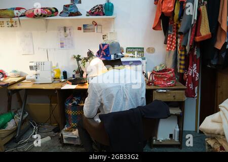 Noir tailleur travaillant dans une boutique de couture pour la confection de vêtements africains. Banque D'Images