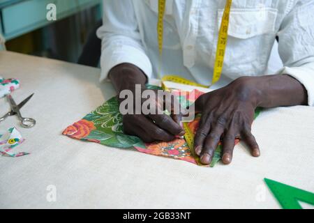 Tissu de mesure non reconnaissable à l'aide d'un ruban de mesure. Banque D'Images