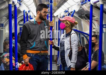 Londres, Royaume-Uni. 28 juillet 2021. La confusion du masque se poursuit dans le sous-sol après le dernier assouplissement, en particulier compte tenu de l'augmentation de la température. Le tube est plus occupé et les masques sont toujours obligatoires, mais de plus en plus de nombres ignorent l'instruction menée par des messages mixtes du gouvernement. Crédit : Guy Bell/Alay Live News Banque D'Images