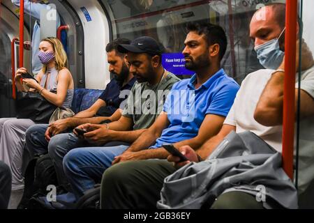 Londres, Royaume-Uni. 28 juillet 2021. La confusion du masque se poursuit dans le sous-sol après le dernier assouplissement, en particulier compte tenu de l'augmentation de la température. Le tube est plus occupé et les masques sont toujours obligatoires, mais de plus en plus de nombres ignorent l'instruction menée par des messages mixtes du gouvernement. Crédit : Guy Bell/Alay Live News Banque D'Images