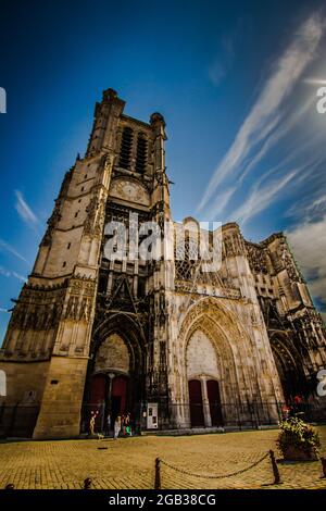 Touristes à l'extérieur de la Cathédrale Saint Pierre et Saint Paul à Troyes France. Vue en regardant avec un ciel bleu en arrière-plan. Copier l'espace Banque D'Images