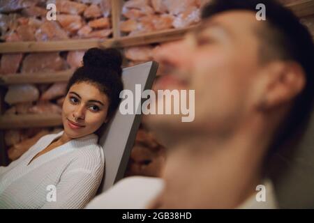 Portrait d'un jeune couple en bain de vapeur par inhalation de sel, détente. Banque D'Images