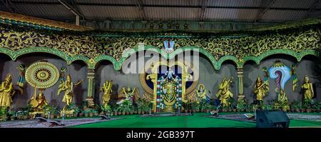 Une vue panoramique du spectacle culturel en direct sur scène au temple de Tirumala Tirupati : Tirumala, Andhra Pradesh, Inde-juillet 9.2021 Banque D'Images