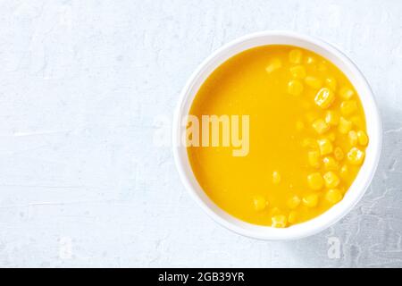 Soupe de crème de maïs douce, prise en hauteur avec espace de copie. Chowder vegan pour un régime de détox Banque D'Images