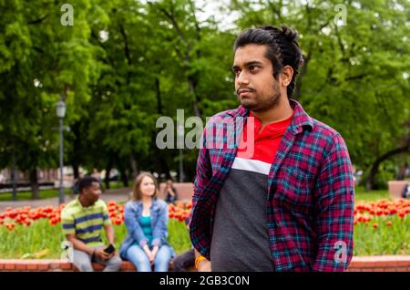 Beau homme indien posant à l'extérieur au parc Banque D'Images