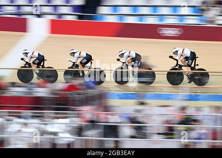 Izu, Japon. 02 août 2021. Cyclisme : Jeux Olympiques, course par équipe de 4000m, femmes, qualification, à l'Izu Velodrome. Franziska Brausse (r-l), Lisa Brennauer, Lisa Klein et Mieke Kröger, l'équipe allemande féminine de cyclisme sur route, en action. Credit: Sebastian Gollnow/dpa/Alay Live News Banque D'Images