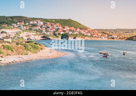 Un petit village agréable au bord de la mer sur l'île de Sardaigne Banque D'Images