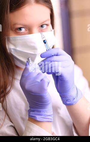 infirmière pharmacienne tenant un vaccin sous forme d'injection covid-19 Banque D'Images