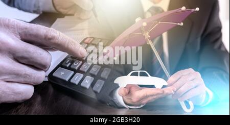 Symbole de couverture automobile par un agent général; prix et coût; exposition multiple Banque D'Images