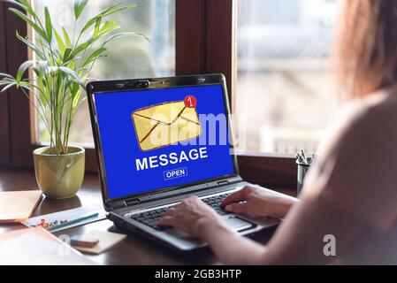 Écran d'ordinateur portable affichant un concept de message Banque D'Images