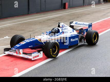 Damon Hill restitue sa victoire au championnat, Williams FW18 Formula One car, au garage de la fosse, à Silverstone Classic 2021, après avoir effectué plusieurs tours de démonstration du circuit Banque D'Images