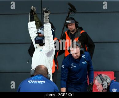 Damon Hill célèbre après avoir effectué plusieurs tours de démonstration à grande vitesse dans son championnat du monde gagnant Williams FW18 Formula One car, au Silverstone Classic 2021 Banque D'Images