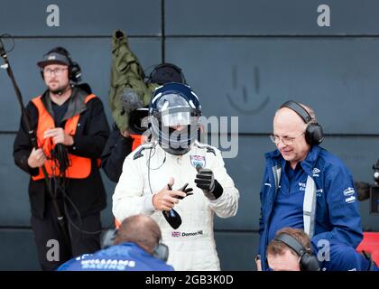 Damon Hill juste après sa sortie du poste de pilotage de sa voiture de Formule 1 FW18, gagnante du Championnat du monde, entourée de membres de l'équipe Williams Racing Heritage, au Silverstone Classic 2021 Banque D'Images