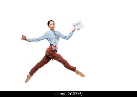 Ballerine avec journal et café pour aller sauter isolé sur blanc Banque D'Images