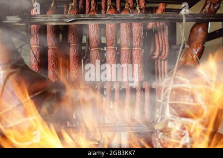 jambon et saucisses dans un fumoir Banque D'Images