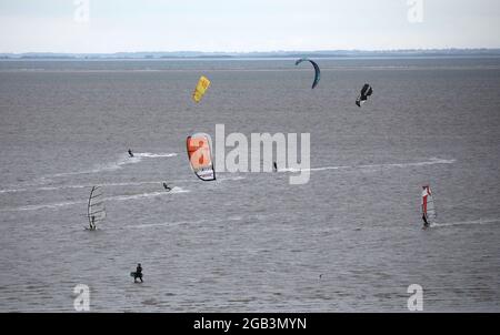 Hunstanton, Royaume-Uni. 29 juillet 2021. Les kitesurfers profitent des vents forts de Storm Evert à Hunstanton, Norfolk, Royaume-Uni, le 29 juillet 2021 crédit: Paul Marriott/Alay Live News Banque D'Images