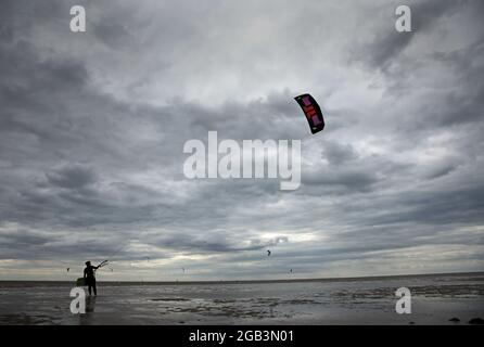 Hunstanton, Royaume-Uni. 29 juillet 2021. Les kitesurfers profitent des vents forts de Storm Evert à Hunstanton, Norfolk, Royaume-Uni, le 29 juillet 2021 crédit: Paul Marriott/Alay Live News Banque D'Images