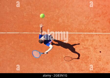 Vue aérienne d'un joueur de tennis professionnel qui joue en premier servez avec un rebond de saut Banque D'Images