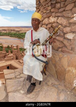 Musicien marocain à ait ben Haddou, Maroc Banque D'Images