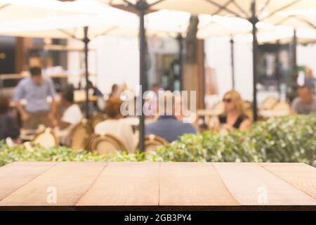 Bois vide avec un arrière-plan abstrait flou de café extérieur à Amsterdam. Café extérieur avec tables, chaises et touriste dans la vieille ville. Banque D'Images