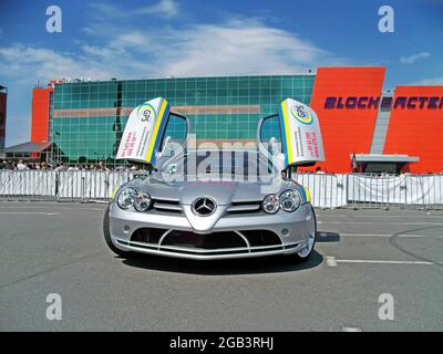 21 mai 2011 - Kiev, Ukraine: Mercedes-Benz SLR McLaren avec les portes ouvertes. La voiture est collée au drapeau ukrainien Banque D'Images